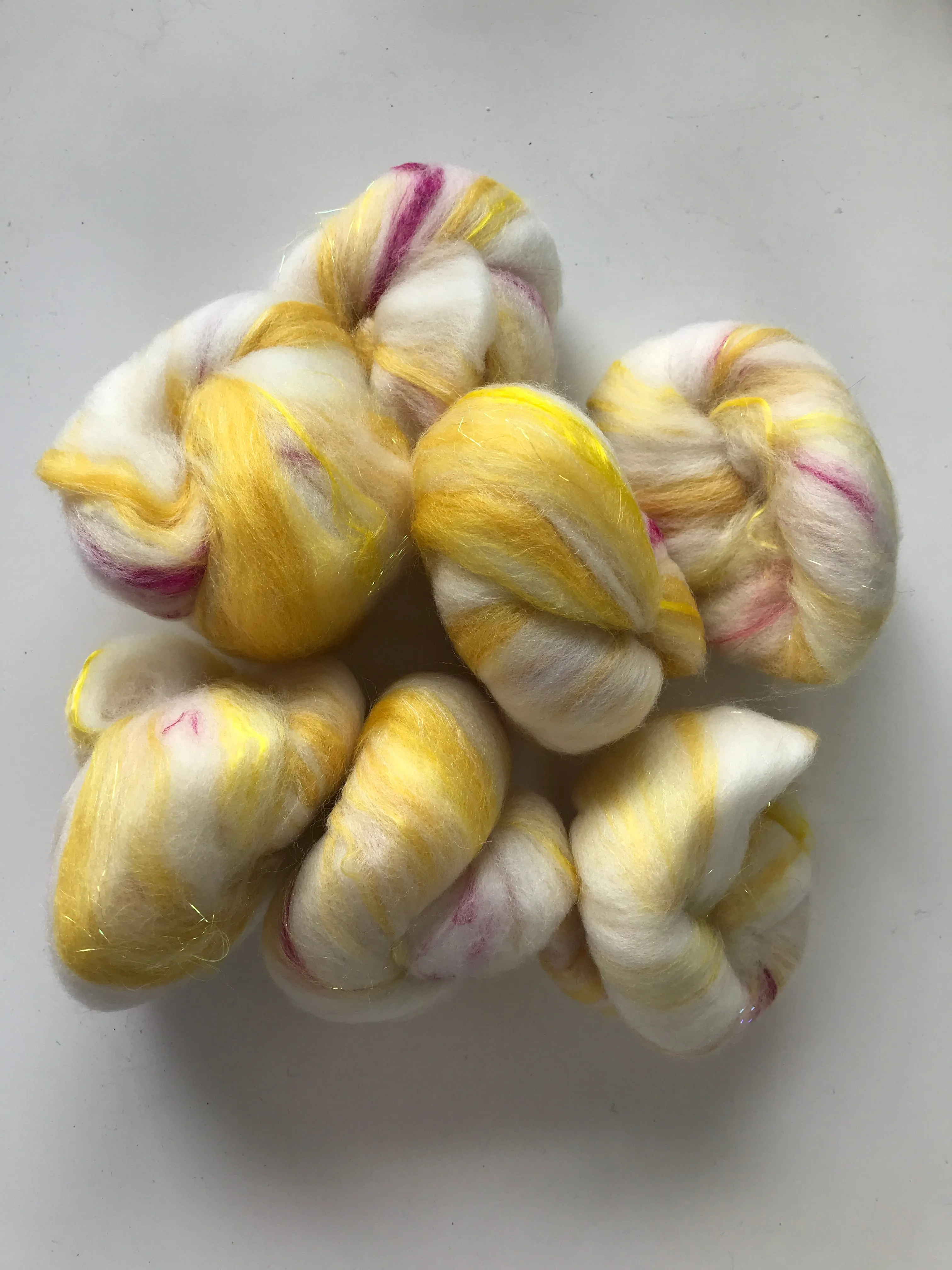 Mini batts: Raspberry Lemonade (2 oz. spinning fiber)